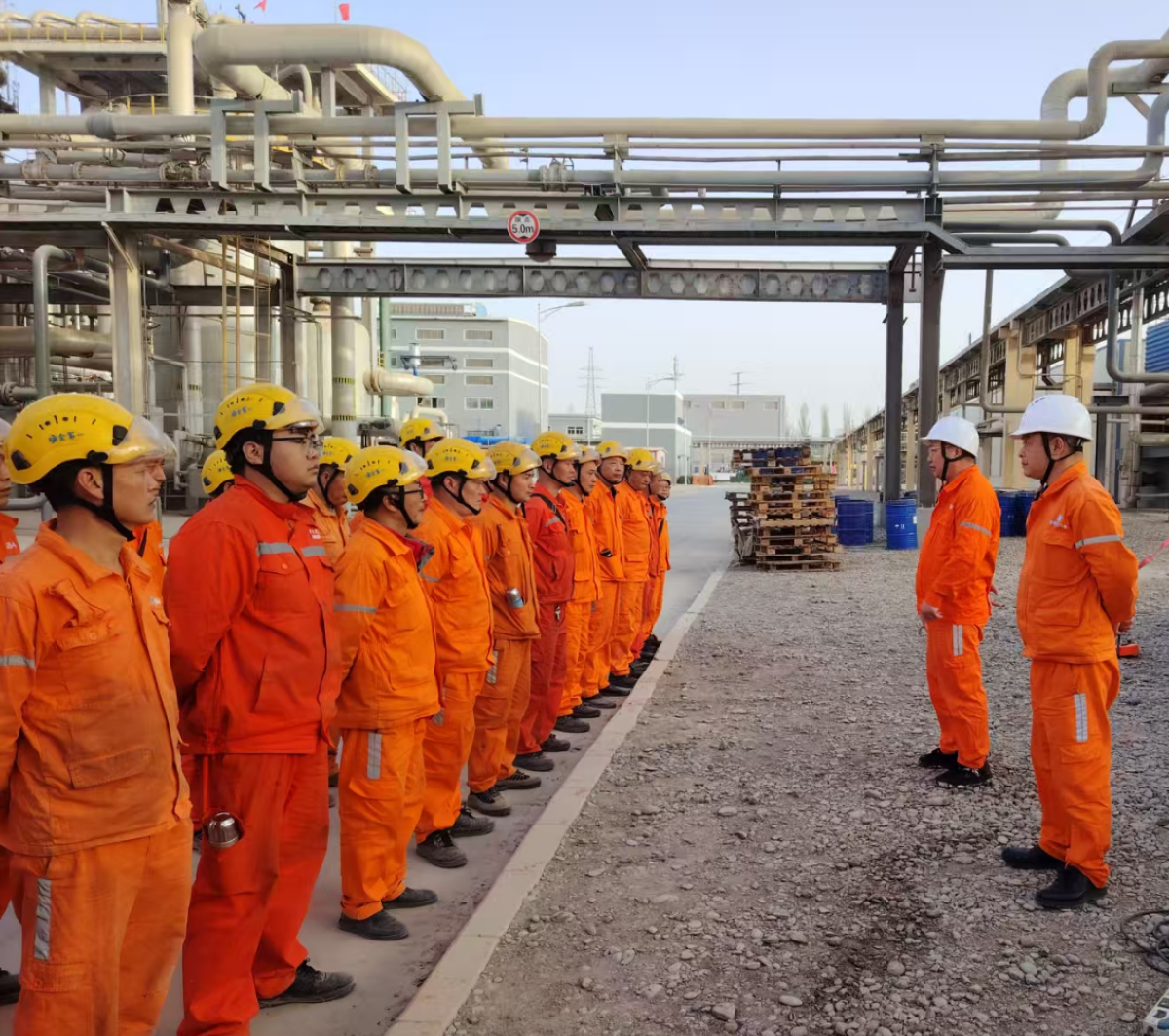 弘旭公司領(lǐng)導(dǎo)赴新疆阿克蘇華錦檢修項(xiàng)目部 督導(dǎo)工作(圖1) 弘旭公司領(lǐng)導(dǎo)赴新疆阿克蘇華錦檢修項(xiàng)目部 督導(dǎo)工作(圖1)