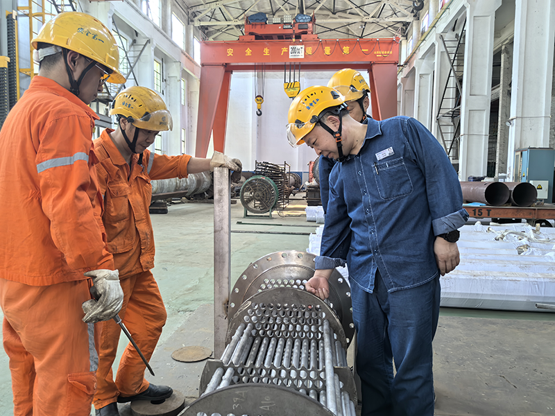 弘旭公司總經(jīng)理劉小東帶隊(duì)督導(dǎo)設(shè)備制造安全生產(chǎn)專項(xiàng)檢查(圖2) 弘旭公司總經(jīng)理劉小東帶隊(duì)督導(dǎo)設(shè)備制造安全生產(chǎn)專項(xiàng)檢查(圖2)