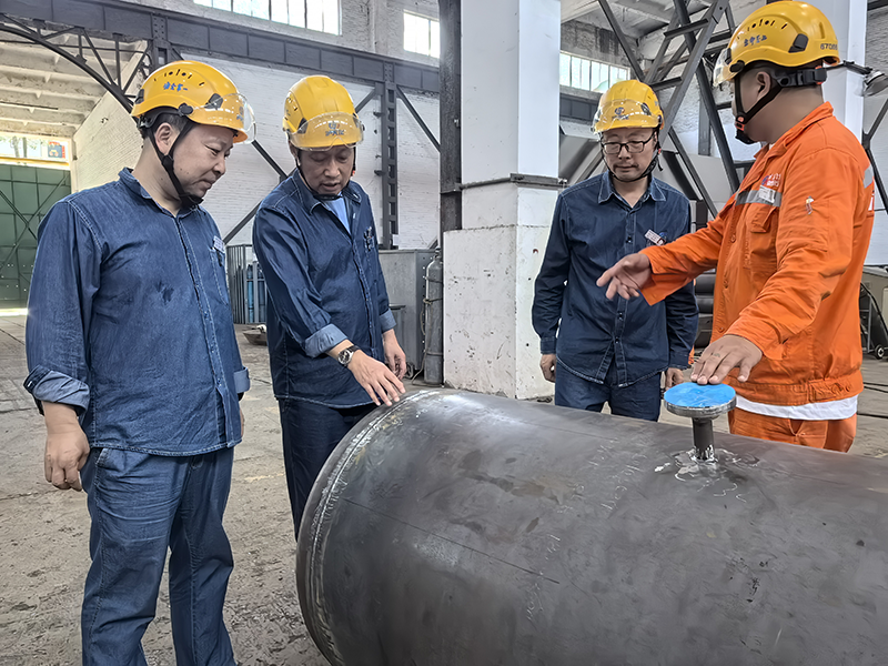 弘旭公司總經(jīng)理劉小東帶隊(duì)督導(dǎo)設(shè)備制造安全生產(chǎn)專項(xiàng)檢查(圖4) 弘旭公司總經(jīng)理劉小東帶隊(duì)督導(dǎo)設(shè)備制造安全生產(chǎn)專項(xiàng)檢查(圖4)