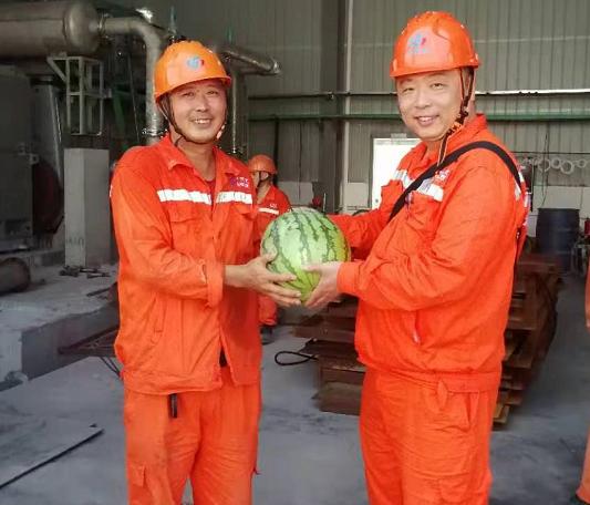 弘旭公司黨委開展向生產(chǎn)一線送清涼活動(dòng)(圖1) 弘旭公司黨委開展向生產(chǎn)一線送清涼活動(dòng)(圖1)