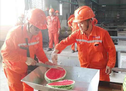 弘旭公司黨委開展向生產(chǎn)一線送清涼活動(dòng)(圖2) 弘旭公司黨委開展向生產(chǎn)一線送清涼活動(dòng)(圖2)