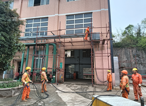 硝區(qū)大修進(jìn)行時，弘旭隊(duì)伍亮旗幟